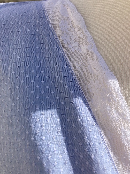 Claudia Jacquard bleu détail dentelle 10:23