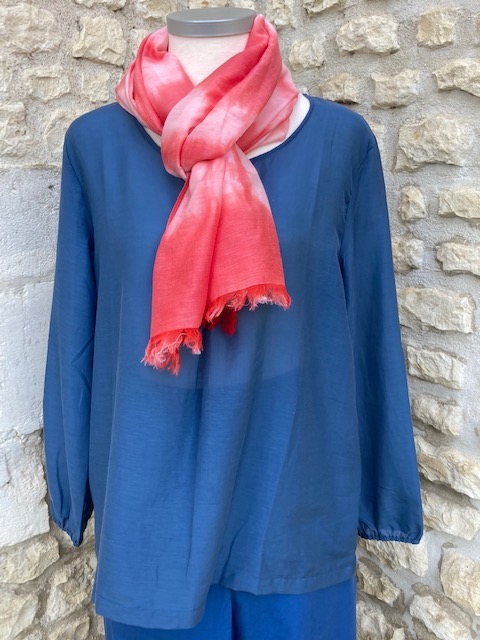Violaine Soie Coton Bleu écarpe corail nouée